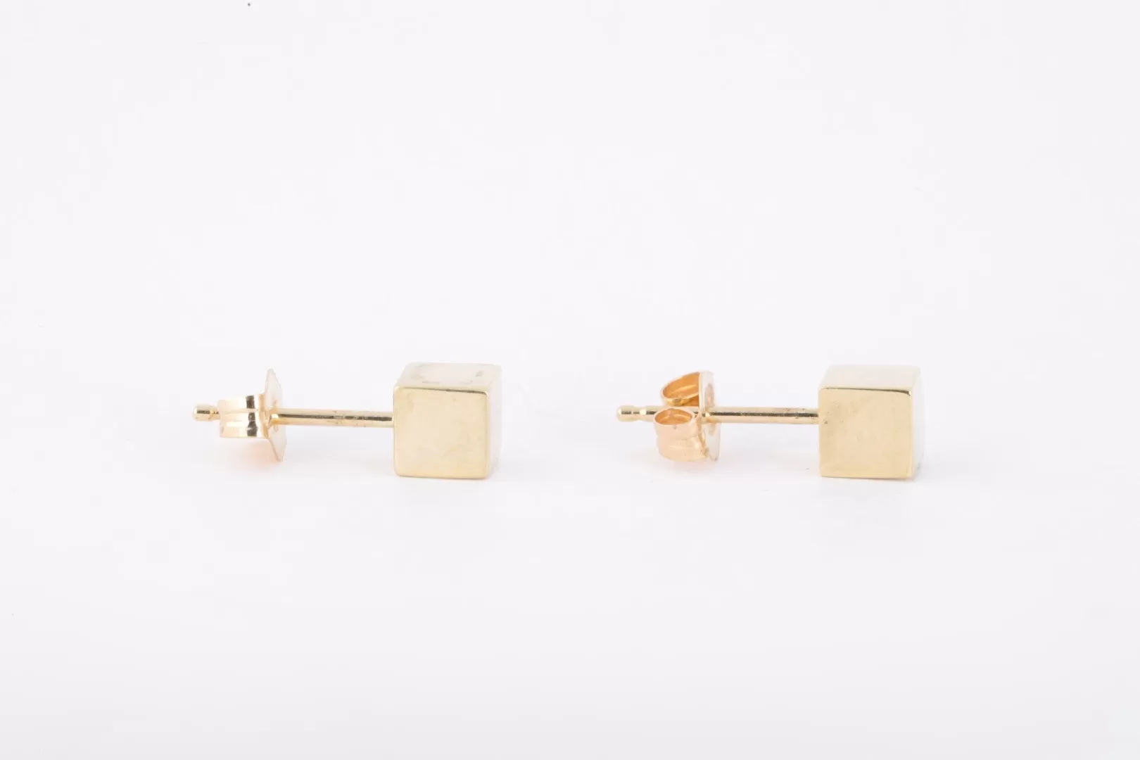 14k Yellow Gold Cube Stud Earrings (0.82g.)