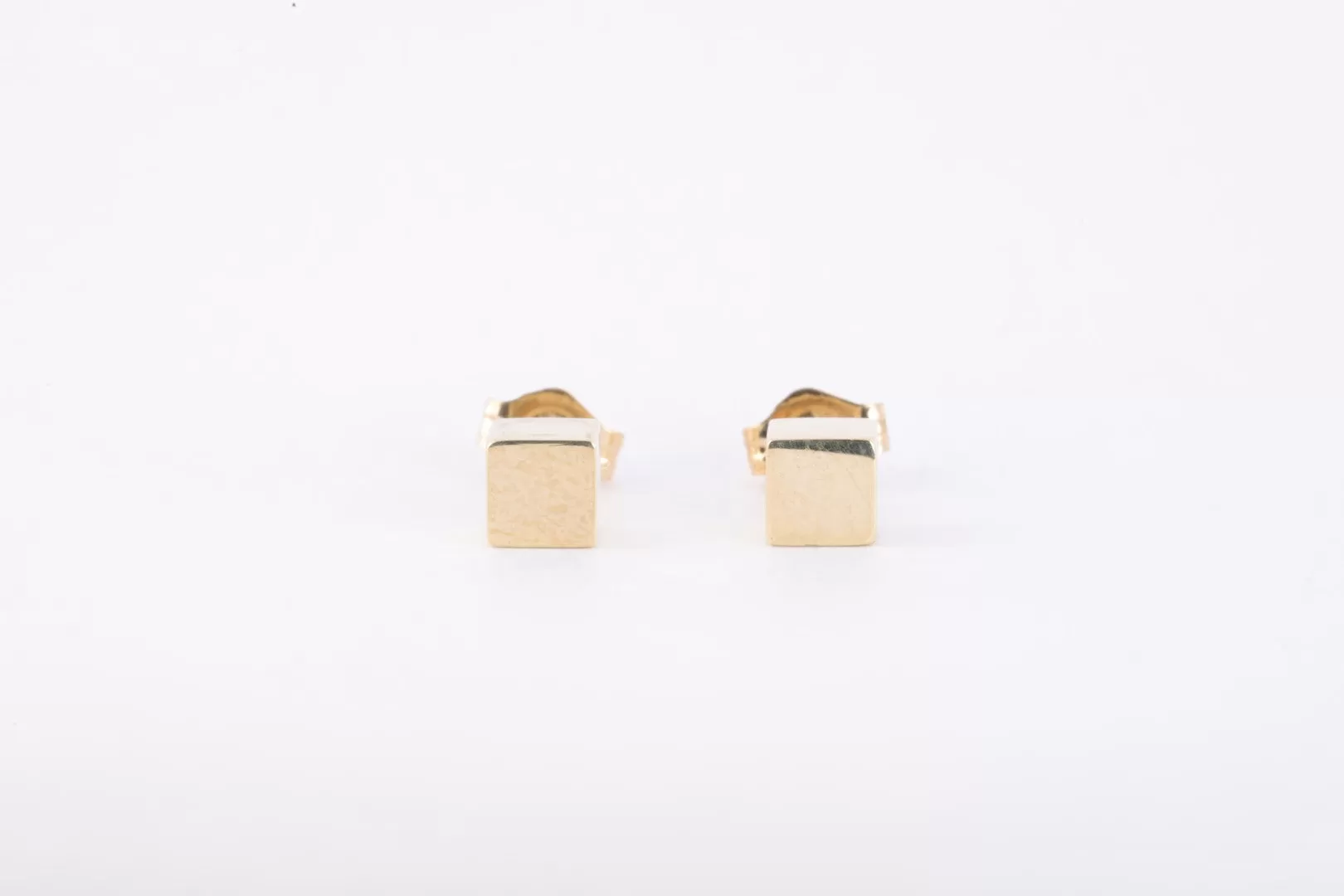 14k Yellow Gold Cube Stud Earrings (0.82g.)