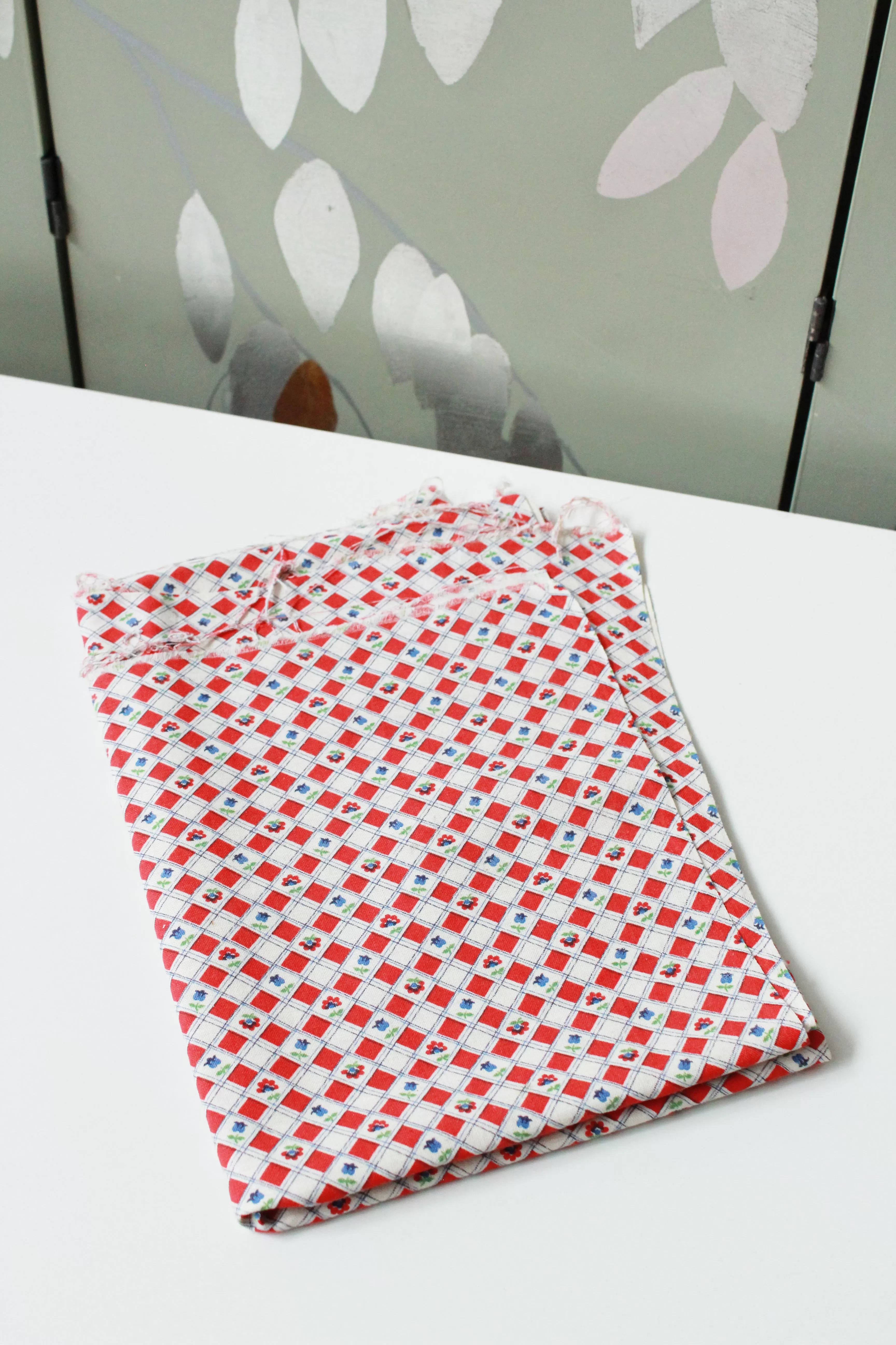 1940s Floral Check Feedsack, Red/Blue/White/Green, Vintage Summer Fabric, 1940s Tulip Print Feedsack