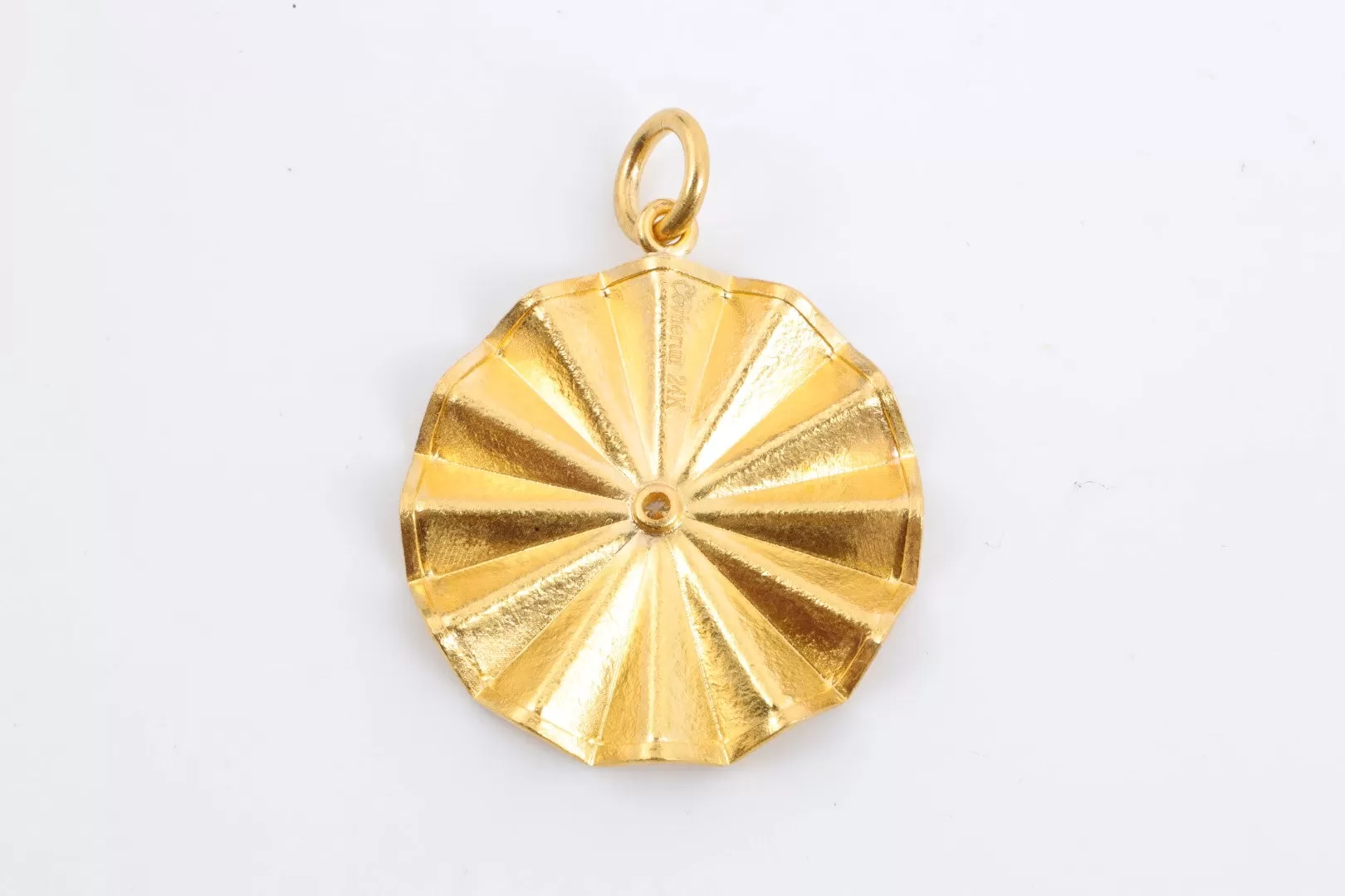 24k Yellow Gold 0.02tcw Diamond Folded Pattern Pendant (4.05g.)