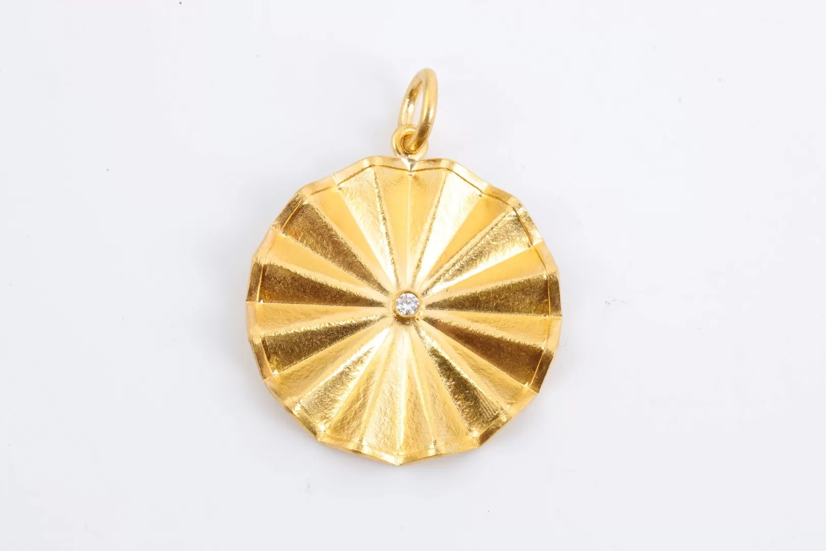 24k Yellow Gold 0.02tcw Diamond Folded Pattern Pendant (4.05g.)