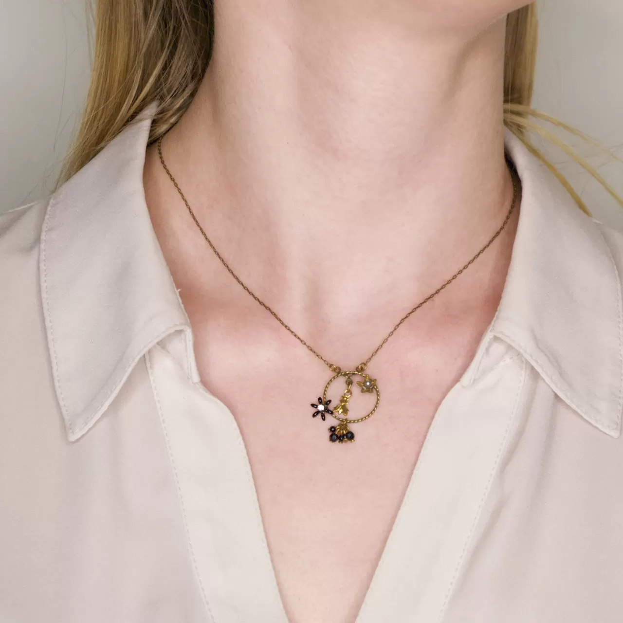 Bumble Bee in Flower Field Pearl Pendant Necklace by Eric et Lydie