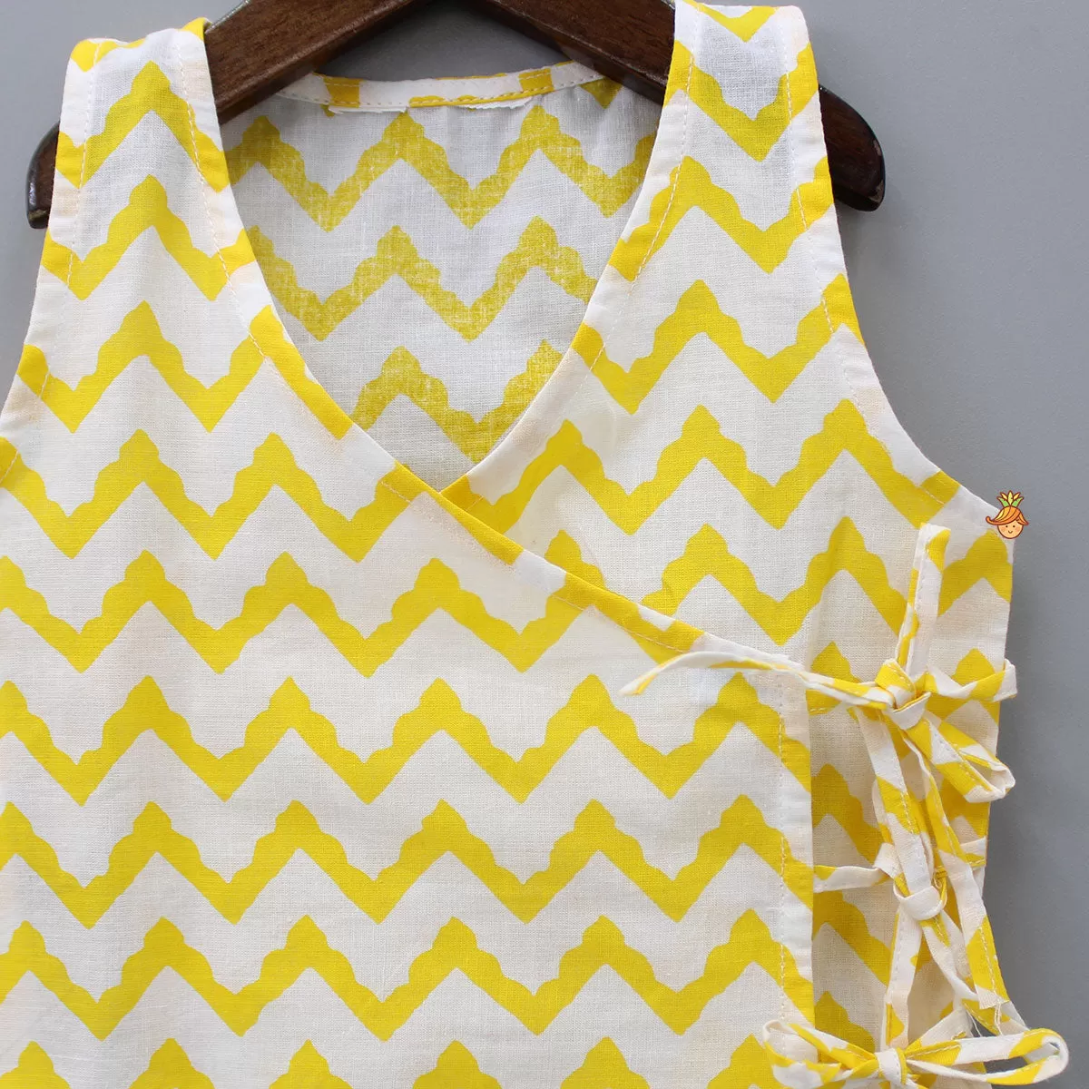 Chevron Printed Yellow and White Jhabla with Triple Side Knot