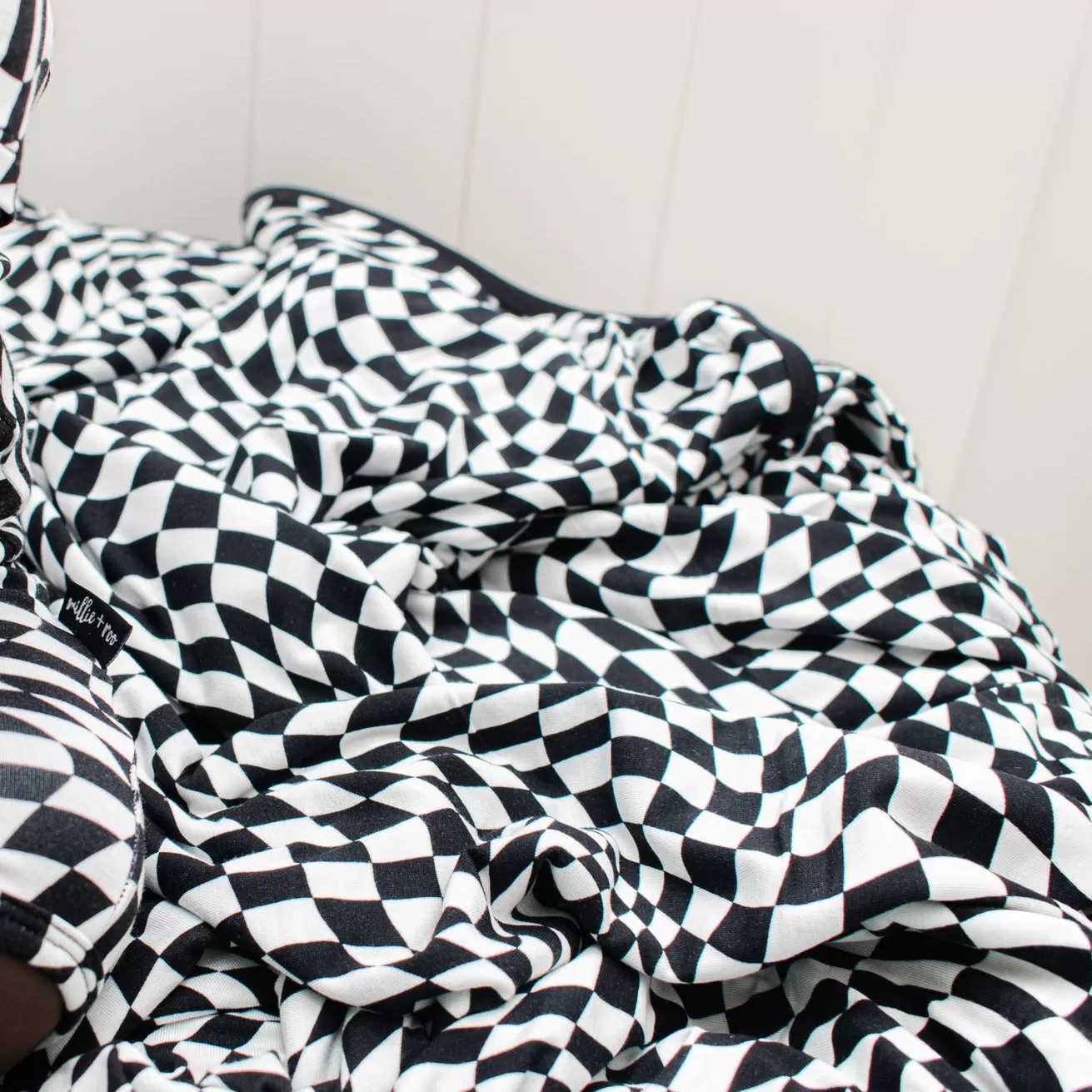 OVERSIZED COZY BLANKET- Black Dizzy Check